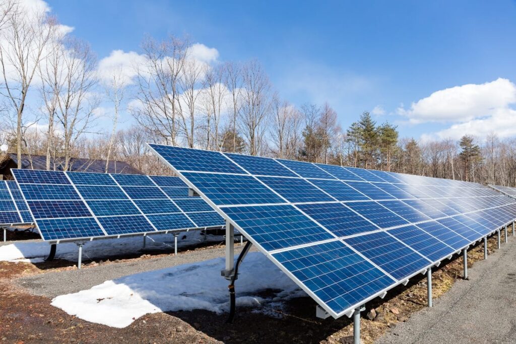 Installateur plaatst zonnepanelen op een hellend dak