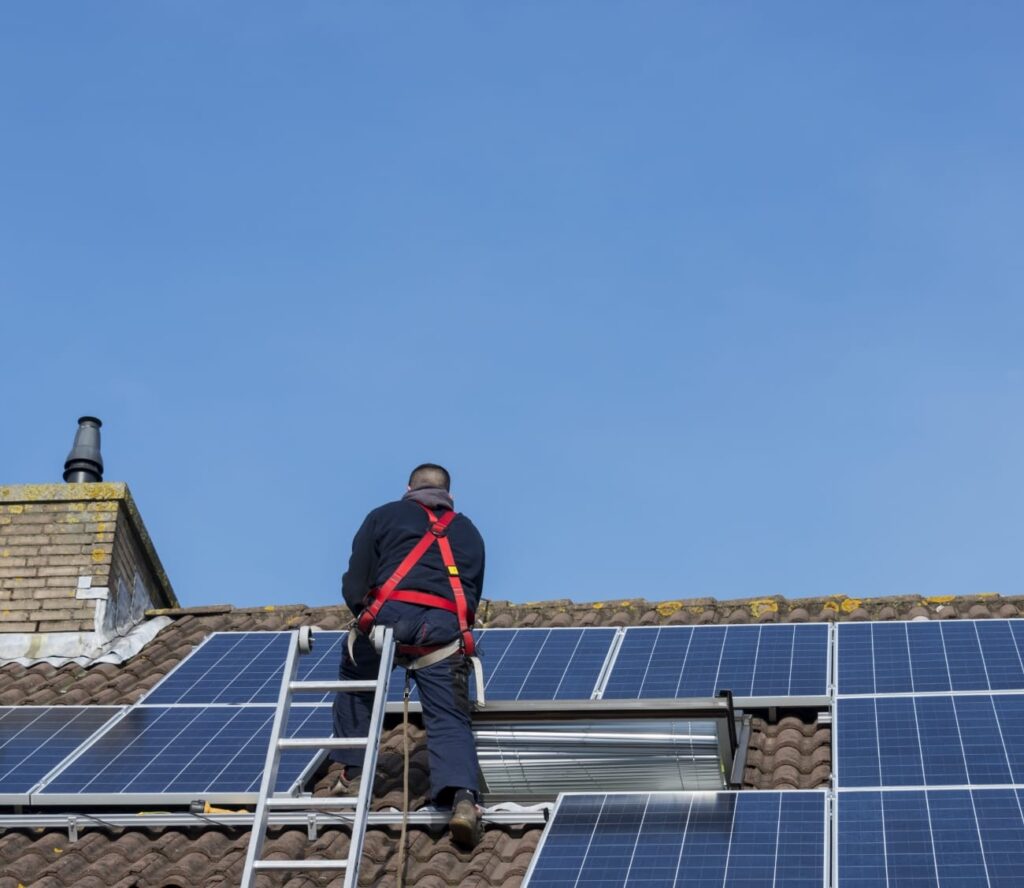 Zonnepanelen, thuisbatterij en warmtepomp bij een woning in Vlaanderen